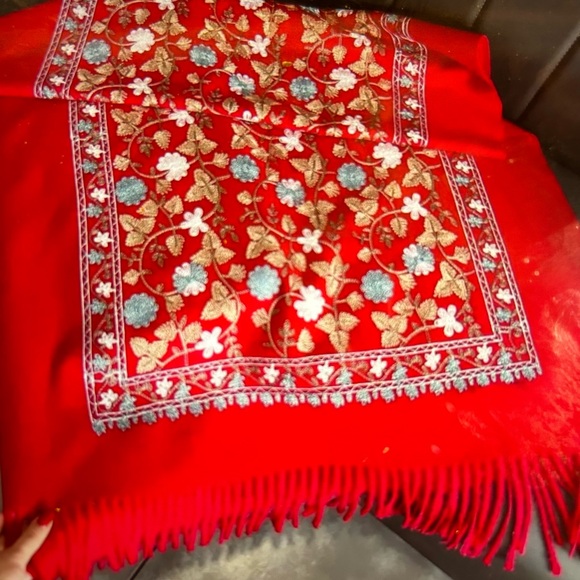 Embroidered Flower Vine Wrap in Red - Picture 4 of 6